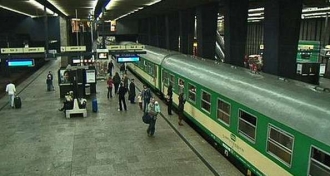Centrální nádraží ve Varšavě s masem na kebab v podzemí.
