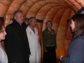 Ministr kultury prošel tlustým střevem. Maketa zavítala i do Berouna.