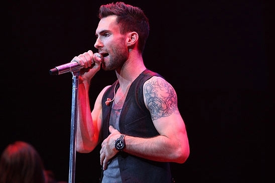 Adam Levine na pódiu.