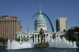 192 metrů vysoký oblouk Gateway Arch ve městě St. Louis.