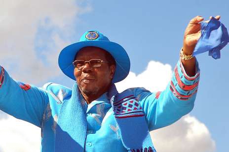Prezident Mutharika touží po luxusu mezi hladovějícími. 