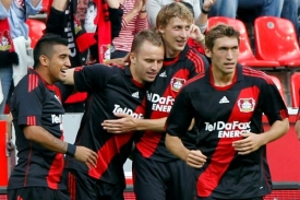 Václav Kadlec (druhý zleva) se blýskl dvěma góly za Bayer Leverkusen. Václav Kadlec (druhý zleva) se blýskl dvěma góly za Bayer Leverkusen.