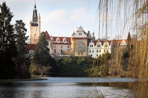 Průhonický park je součástí areálu novorenesančního zámku.
