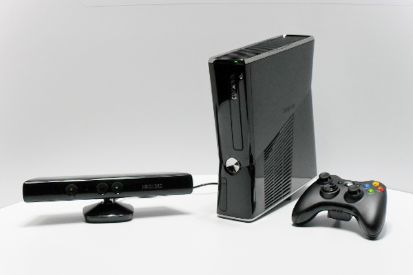 Konzole XBox 360 s ovladačem Kinect.