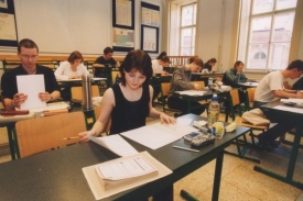 Testy bude rozvážet firma Stahl. Testy bude rozvážet firma Stahl.
