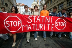 Studenti protestují proti zavedení státních maturit. Studenti protestují proti zavedení státních maturit.