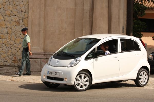Španělská královna Sofia a elektrický Peugeot iOn.