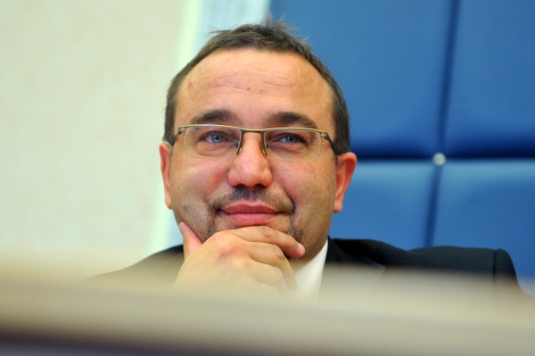 Ministr školství Josef Dobeš (VV).