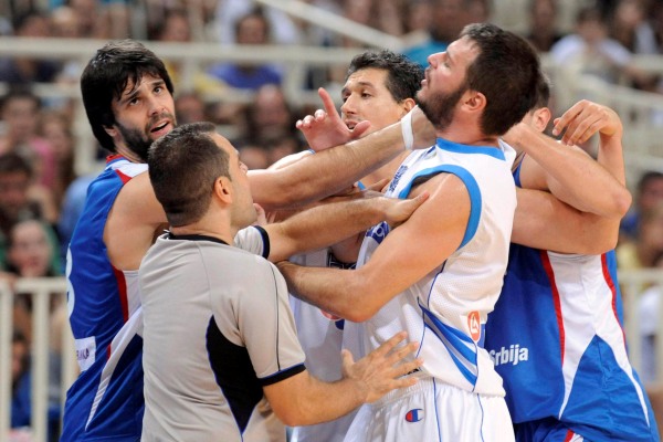 Basketbalový souboj mezi Řeckem a Srbskem přinesl hromadnou bitku.