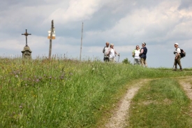 Turisté mohou nouzově přespat u Plešného jezera.