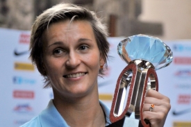 Barbora Špotáková s trofejí z Diamantové ligy.