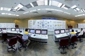 Inženýři v Búšehru se připravují na spuštění elektrárny.