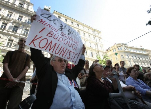 Před rozhlasem se shromáždili odpůrci komunismu.