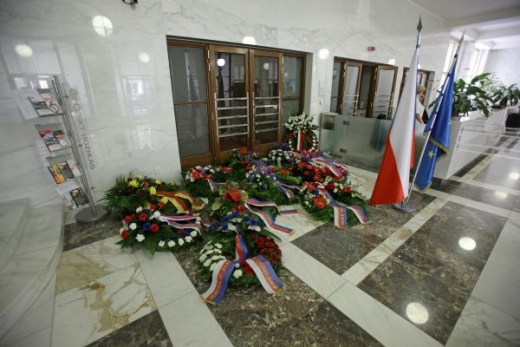 Před Českým rozhlasem ležely obrovské věnce.