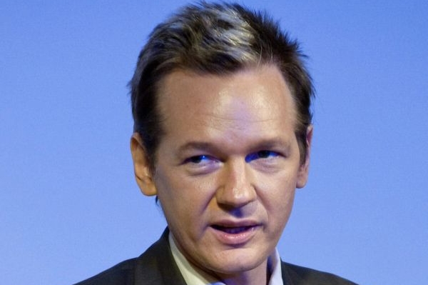 Julian Assange označil obvinění za špinavou hru.