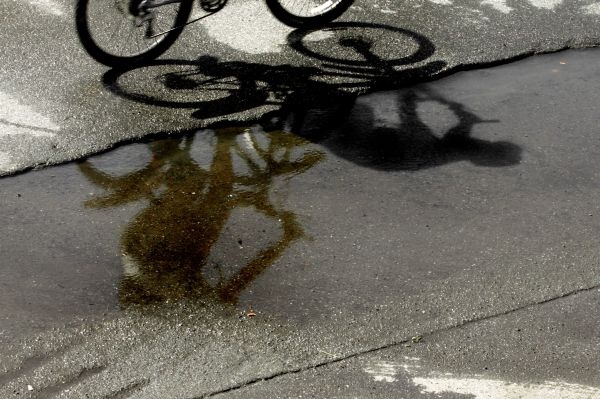 Cyklisté by v horkých dnech neměli přeceňovat své síly.