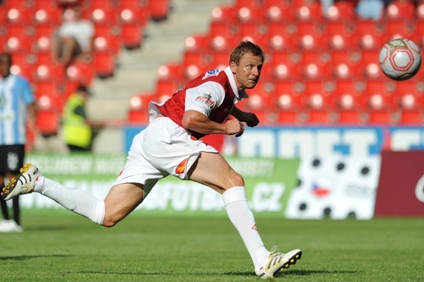 Útočník Slavie Stanislav Vlček.