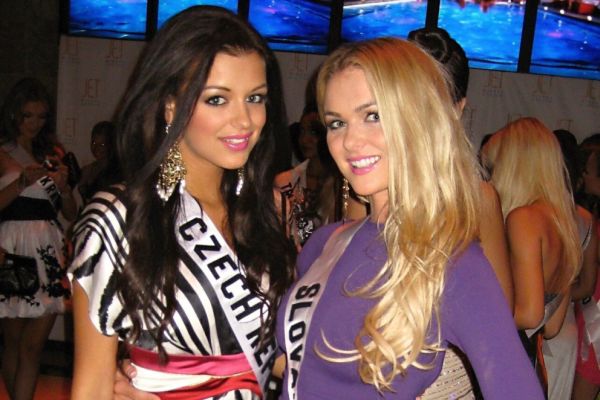 Česká Miss Jitka Válková a Miss Slovensko Anna Amenová (vpravo).