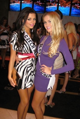 Česká Miss Jitka Válková a Miss Slovensko Anna Amenová (vpravo).