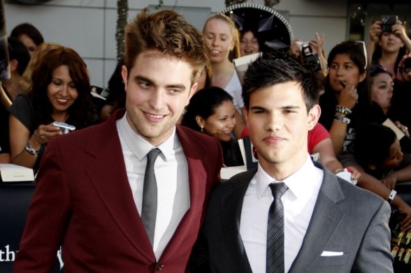 První místo vyhrál Robert Pattinson, druhé Taylor Lautner (vpravo).