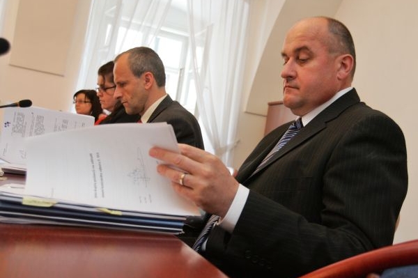 František Dohnal jako prezident NKÚ čelí soudnímu řízení. František Dohnal jako prezident NKÚ čelí soudnímu řízení.