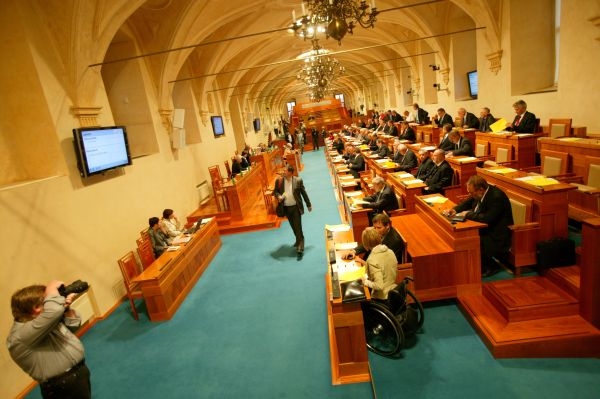 Senát bude nakonec vybírat kandidáta na ombudsmana jen z pěti jmen.