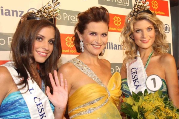 Michaela Maláčová (uprostřed) při vyhlášení výsledků České Miss 2010.