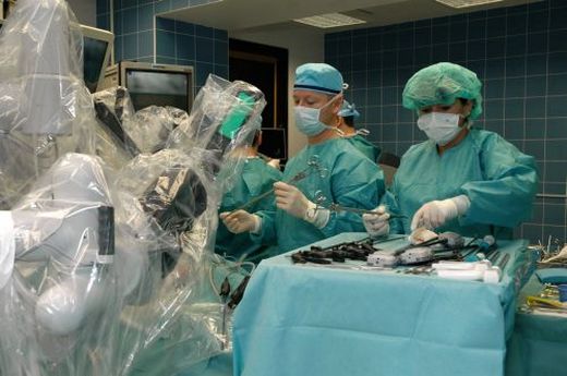Primář Štádler operuje robotem da Vinci výduť tří tepen.