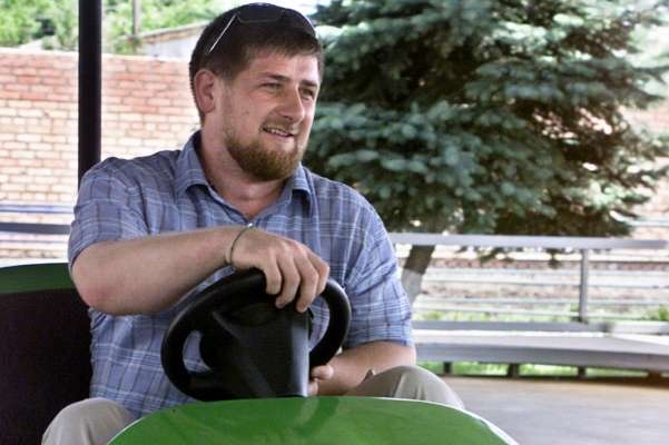 (Ne)prezident Kadyrov na autíčku v lunaparku nesoucím jméno jeho otce.