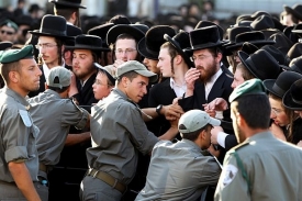 Ortodoxní Židé protestují proti soudnímu nařízení o desegregaci škol.