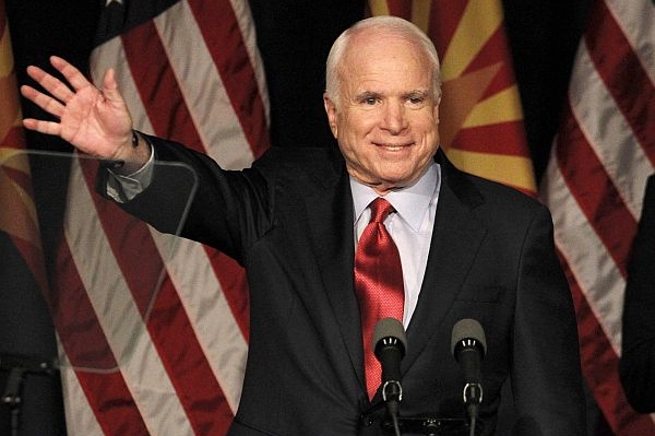 John McCain slaví vítězství v republikánských primárkách.