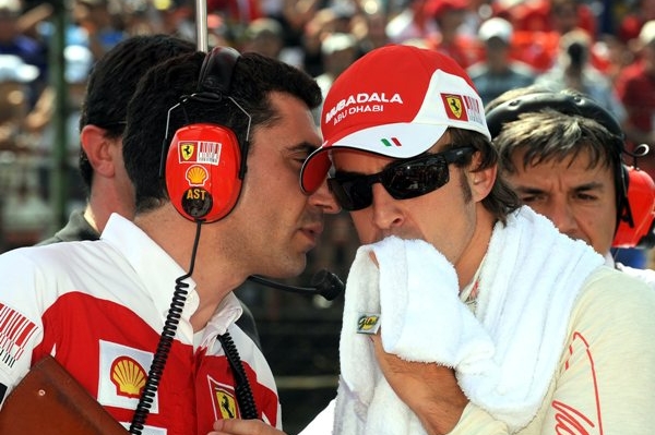 Fernando Alonso při poradě se svým závodním inženýrem.