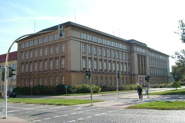 Radnice v Eisenhüttenstadtu, kdysi výstavním městě NDR.