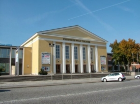 Město nad Odrou se od roku 1961 jmenuje Eisenhüttenstadt.