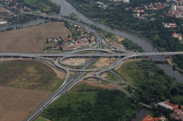Součástí nové části okruhu je i největší mimoúrovňová křižovatka v ČR. Součástí nové části okruhu je i největší mimoúrovňová křižovatka v ČR.
