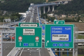 Estakáda přes údolí Vltavy a Berounky měří skoro dva a půl kilometru.