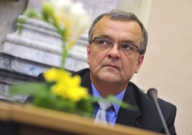 Svérázný reportér obvinil Kalouska z toho, že je zloděj.