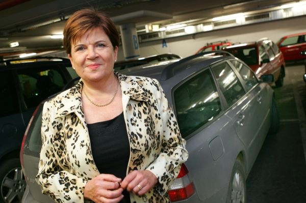 Truchlící exmanželka ministra Baudyše Zuzana se nestačí divit.