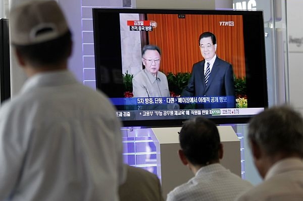 Jihokorejci sledují setkání Kim Čong-ila s čínskými politiky.