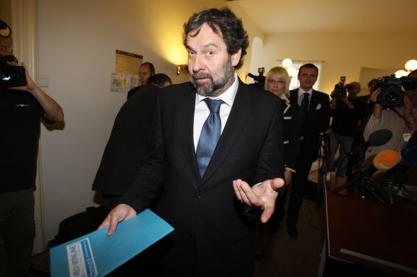 Radek John zveřejní svůj svazek.