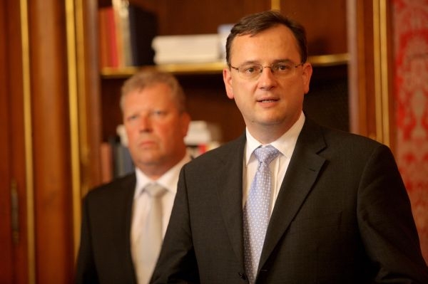 Petr Nečas tvrdí, že ve sporu s Kalouskem jde o provozní problémy. Petr Nečas tvrdí, že ve sporu s Kalouskem jde o provozní problémy.