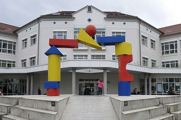 Tři kojenci na této klinice zemřeli kvůli vadné láhvi s infuzí.