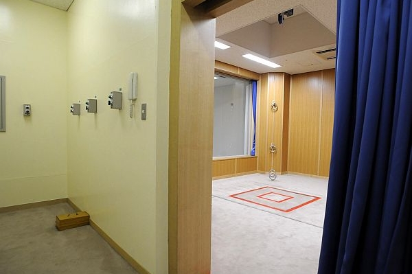 Propadliště je ovládané z vedlejší místnosti třemi lidmi.