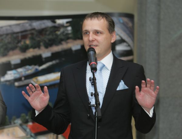 Ministr dopravy řekl, že bohatí řidiči by měli platit vyšší pokuty.