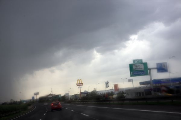 Déšť opět v noci zvedne hladiny řek v severních Čechách.