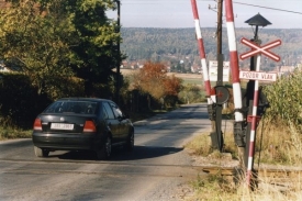 Číslo přejezdu je buď na výstražném kříži, nebo na světelné skříni.