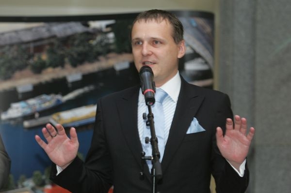 Ministr dopravy Vít Bárta je prý velmi aktivní i na vnitru. Ministr dopravy Vít Bárta je prý velmi aktivní i na vnitru.