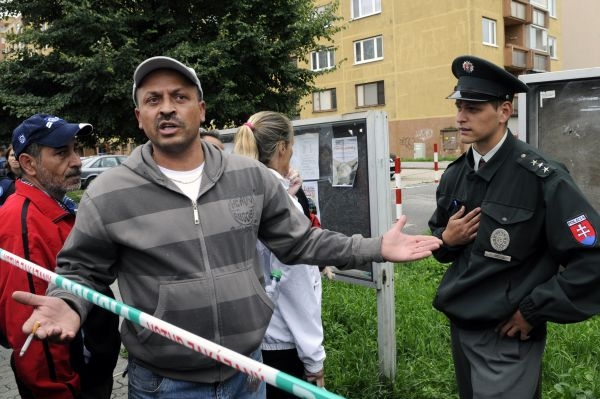 Údajní příbuzní se domáhají vstupu do bytu obětí.