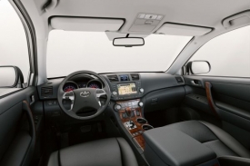 Interiér velkého SUV samozřejmě oplývá prostorem.