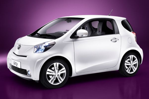Malá Toyota iQ patří k ekologicky nejčistším vozům.